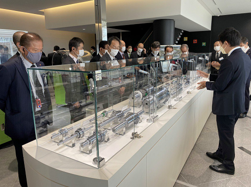 日本產業界代表參觀上銀的各項傳動元件產品。