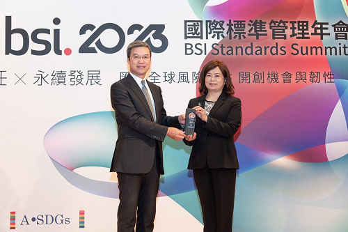 BSI英國標準協會 東北亞區總經理 蒲樹盛(左)、上銀科技獨立董事 李惠秀(右)，上銀科技榮獲BSI頒發「永續韌性傑出獎」。