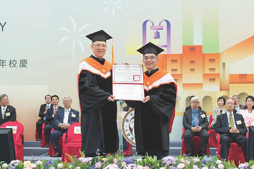 上銀集團總裁卓永財（左）15日獲台大校長陳文章頒授名譽工學博士學位。